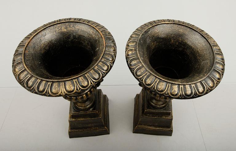 TRÄDGÅRDSURNOR MED PIEDESTALER,  1 par, 1900-/2000-tal.