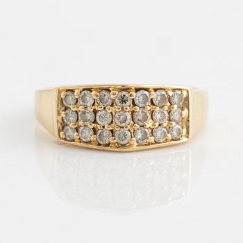 An 18K gold ring set with round brilliant-cut diamonds.