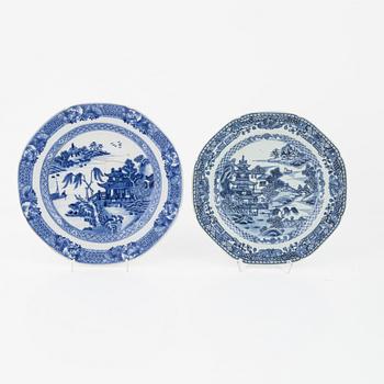 54 dinner service pieces, blue and white porcelain, Qing Dynasti, China, 18th/19th century.