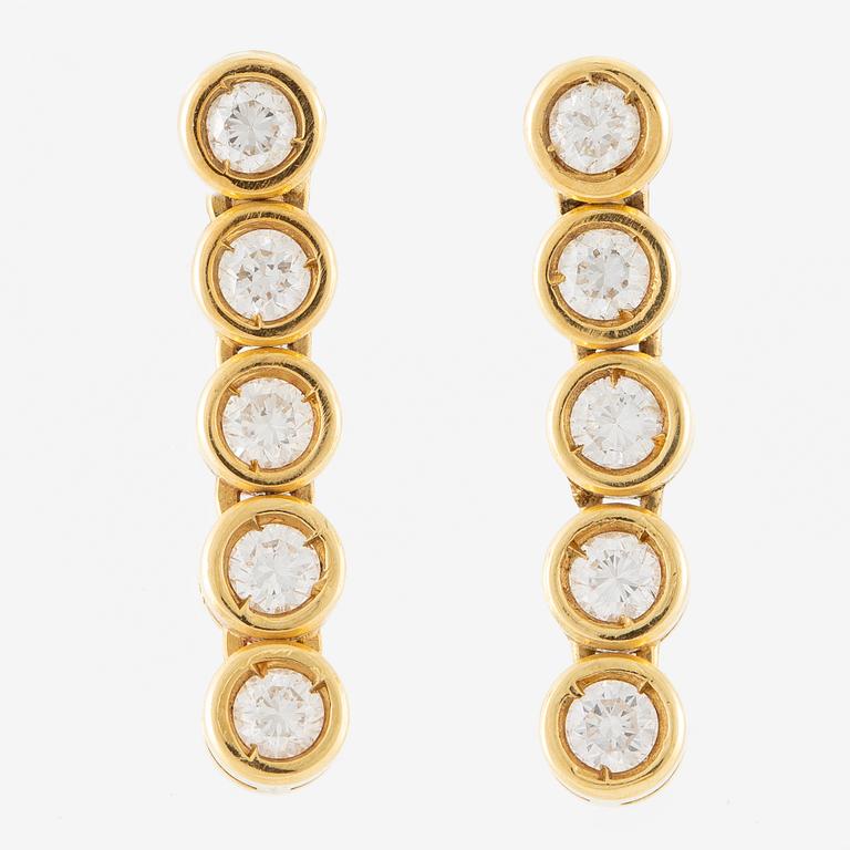 Örhängen, ett par, 18K guld med briljantslipade diamanter.
