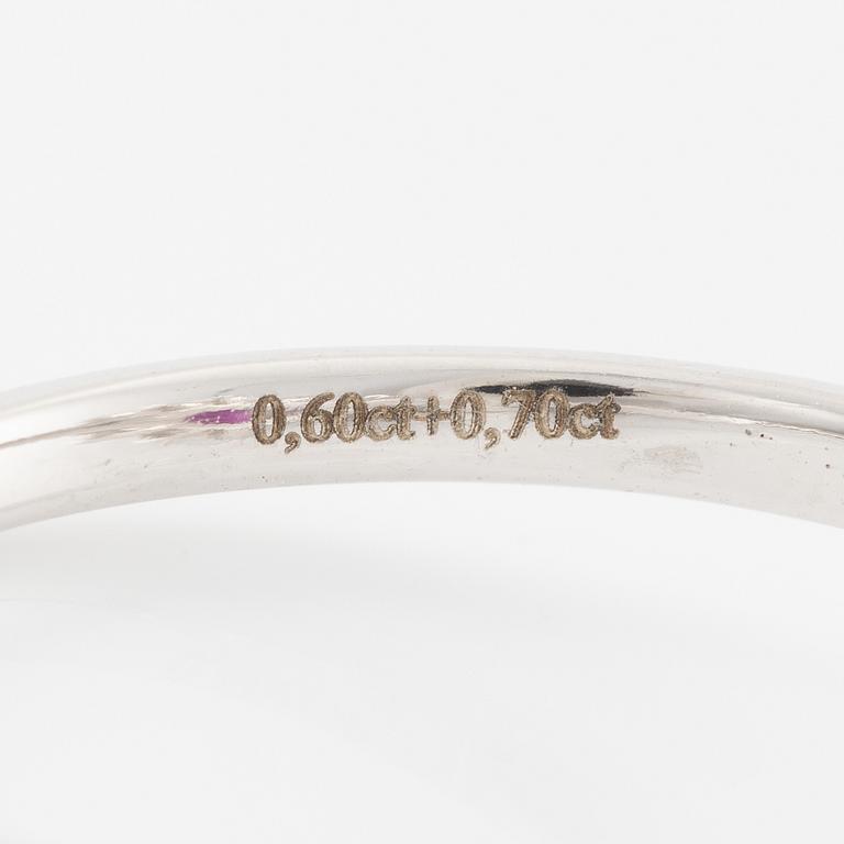 Ring 14K white gold with a ruby and brilliant- and marquise-cut diamonds.