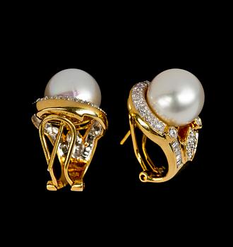 EARRINGS, cultured South sea pearls, 11.4 mm and brilliant- and baguette cut diamonds, tot. app. 1.50 cts.