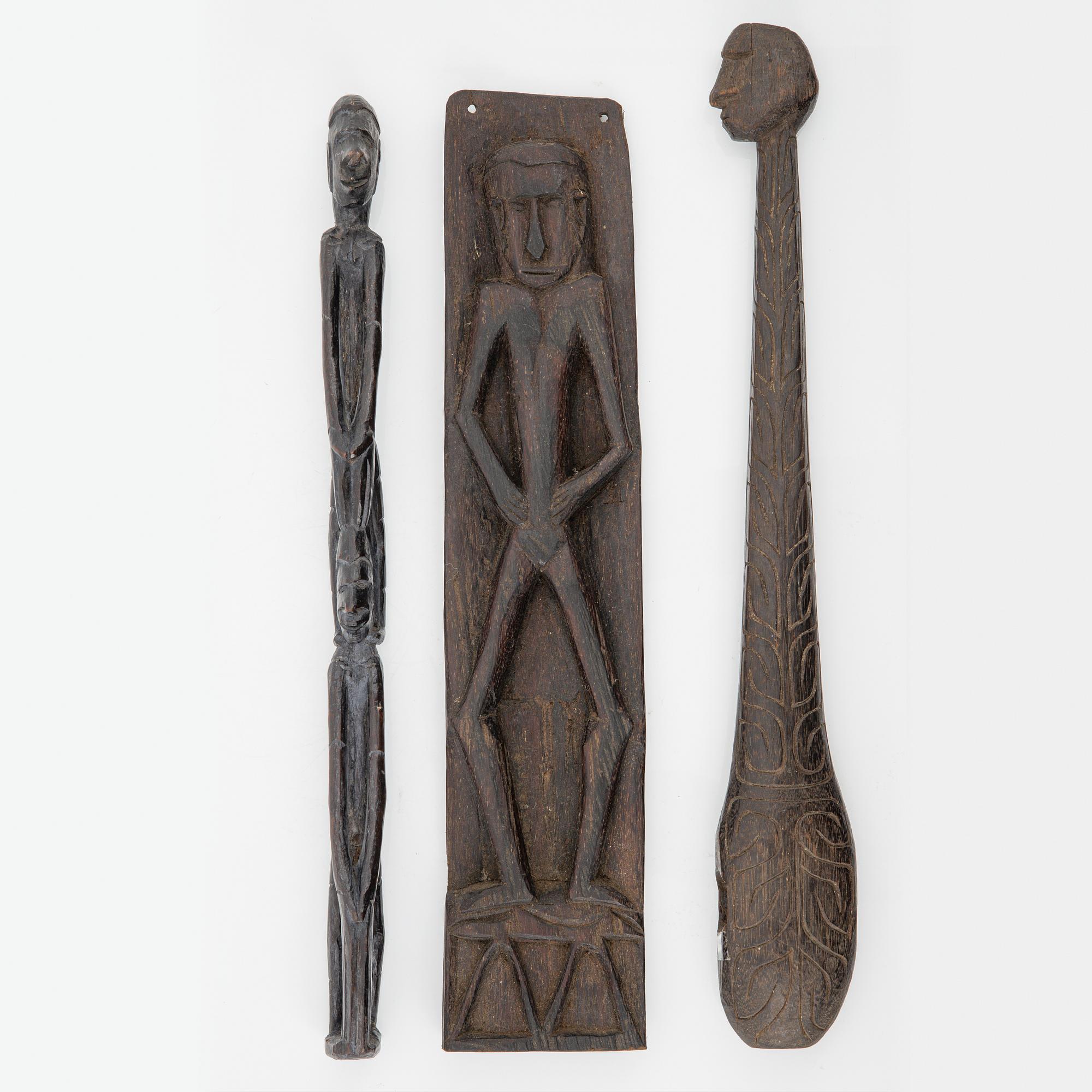 Skulpturer, tre stycken, trä. Asmat, Indonesien, Jakarta, 1900-tal.