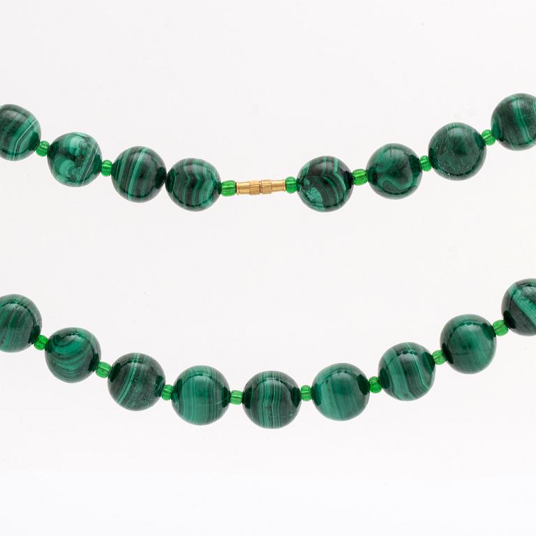 NECKLACE malachite beads approx 15 mm and small glassbeads, length approx 80 cm, clasp metal.