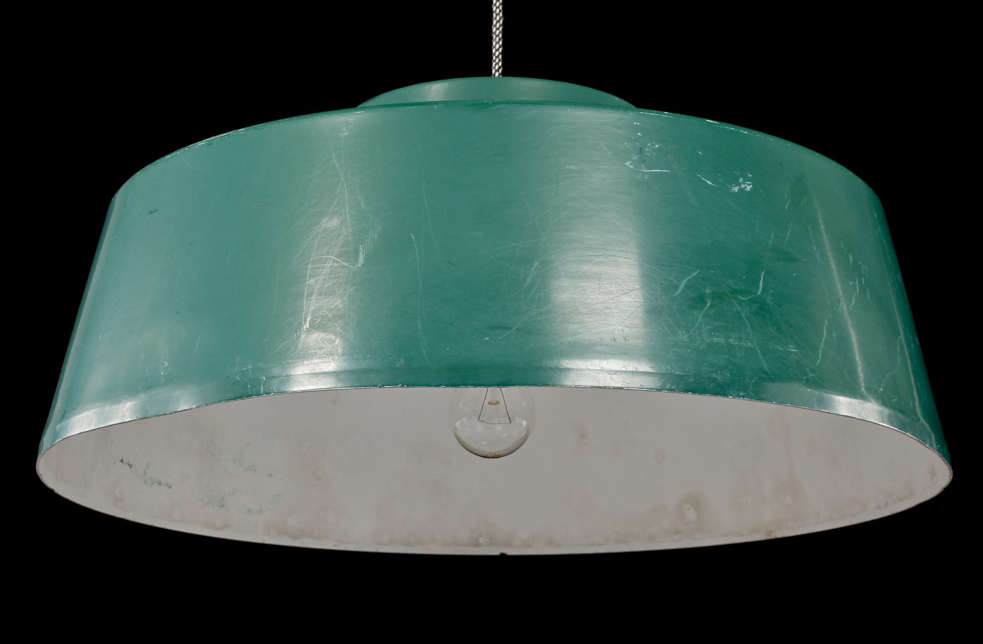 TAKLAMPA, omkring 1900-talets mitt. Höjd 25 cm.