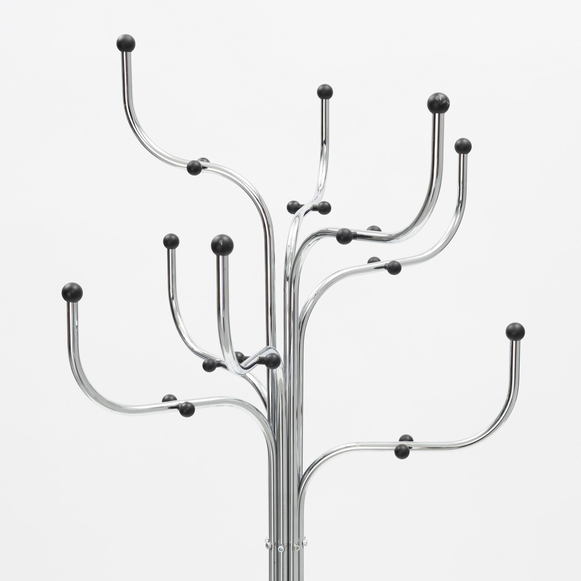 Sidse Werner, tamburmajor, "Coat Tree", Fritz Hansen, Danmark.
