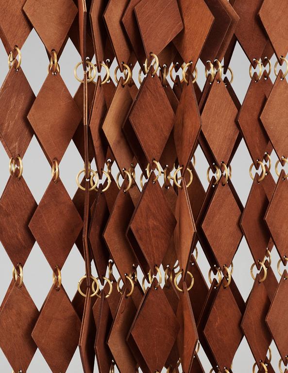 DRAPERI, träromber och gulmetallringar. 1900-tal.