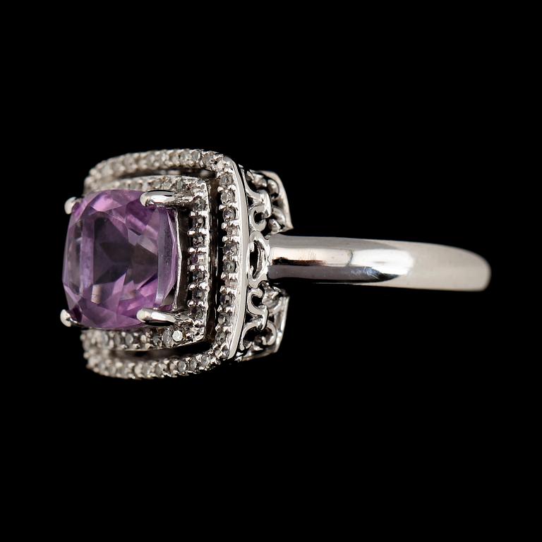 RING, 14K guld, diamanter tot ca 0.25 ct och ametister. Total vikt ca 4,5 g.