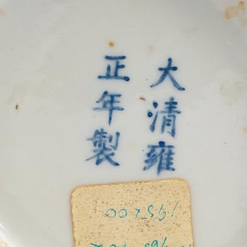 PENSELMUGG, porslin.  Qingdynastin, 1800-tal.