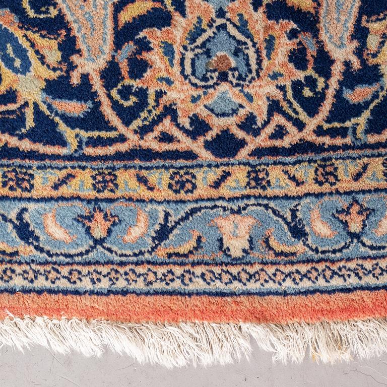 A carpet, Old Sarouk, parobably, ca 393 x 287 cm.