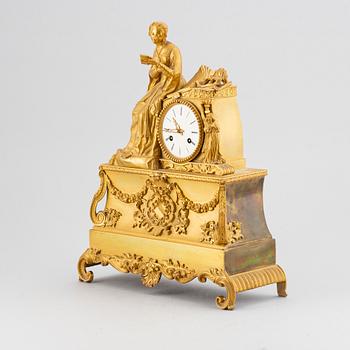 A empire-style mantelclock from the second half of the 19th century.