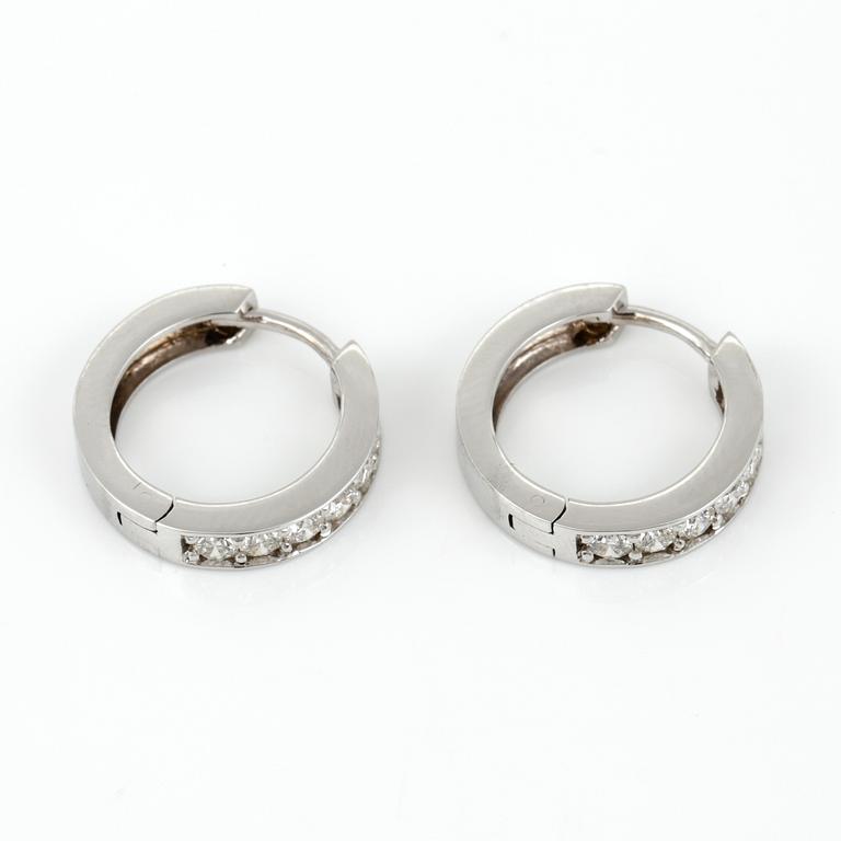 ÖRHÄNGEN, ett par 14K vitguld med briljantslipade diamanter tot ca 0,70 ct. Vikt ca 4,20 g.