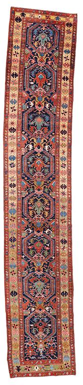 GALLERIMATTA, semiantik Azerbadjan, ca 545,5 x 102,5 cm (samt en kortsida med 2 cm slätväv).