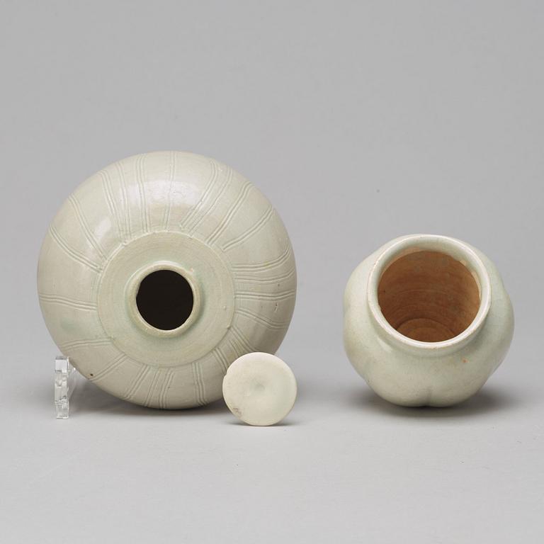 KRUKA med LOCK, URNA samt FAT, porslin. Sydostasien, Sawankhalok, presumably 1400/1600-tal.