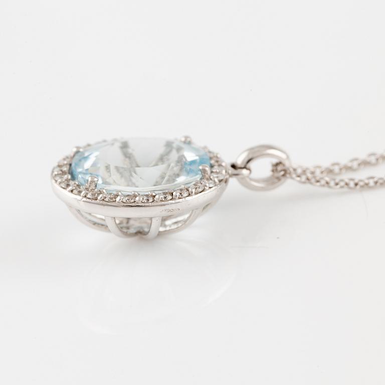 Pendant with chain in 18K gold and a faceted aquamarine and round brilliant-cut diamonds.