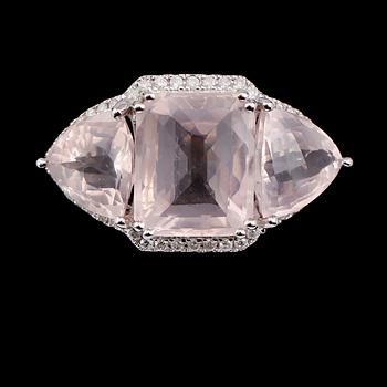 RING, 18 k vitguld, rosa kvarts ca 10.35 ct, briljantslipade diamanter tot ca 0.29 ct.