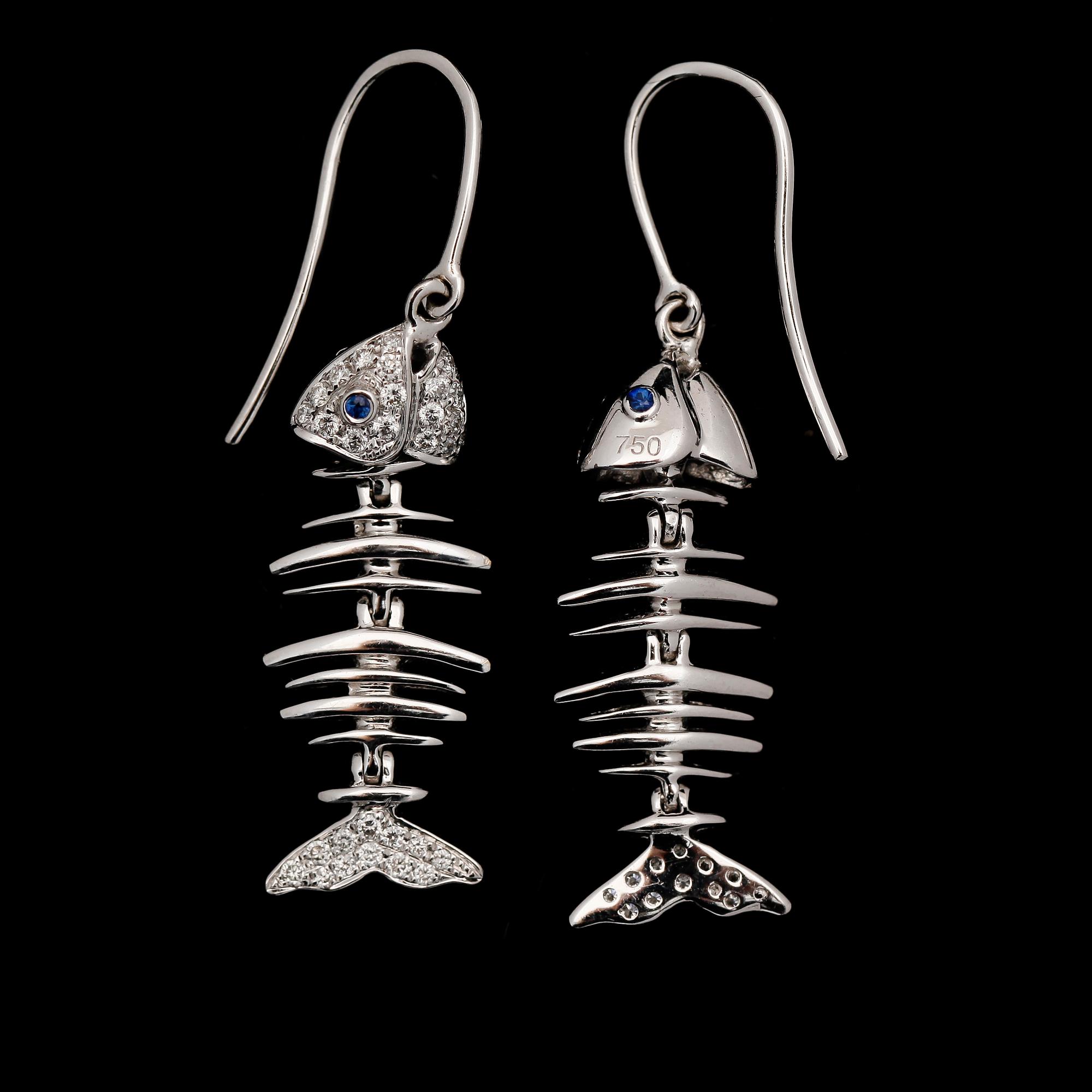 ÖRHÄNGEN, 1 par, 18K vitguld, diamanter tot ca 0.40 ct, mindre safirer.