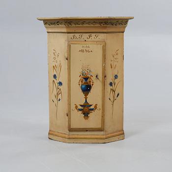 HÖRNSKÅP, allmoge, märkt "B.S.P.S född 1846".