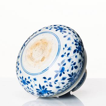 A blue and white vase, Qing dynasty, Kangxi (1662-1722).