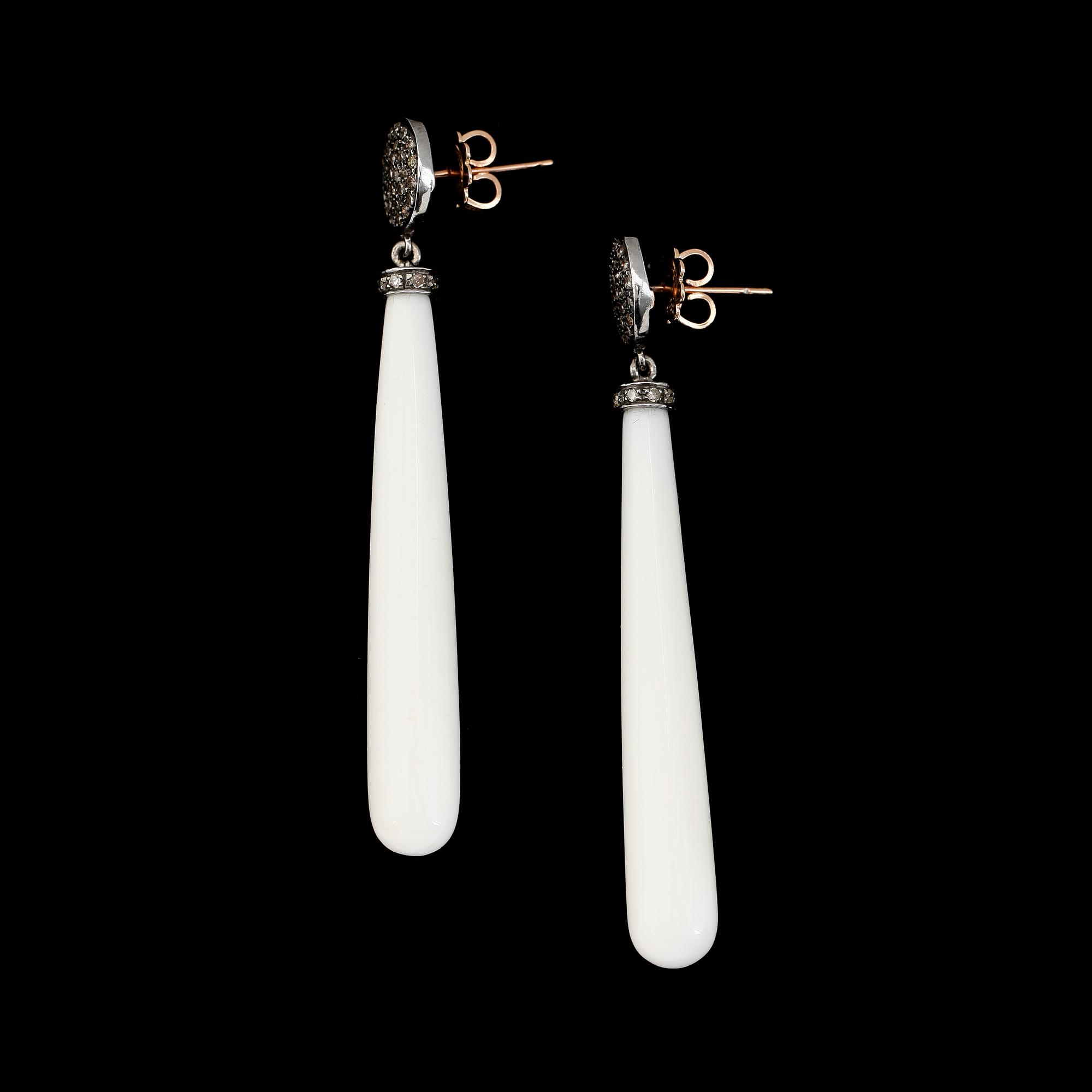 ÖRHÄNGEN, 1 par, silver, delvis förgyllt, diamanter tot ca 0.65 ct, vita agater.