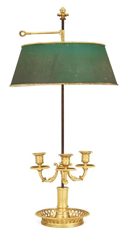 BORDSLAMPA, s.k. "lampe à bouillotte", för tre ljus. Frankrike, 1800-talets andra hälft. Louis XVI-stil.