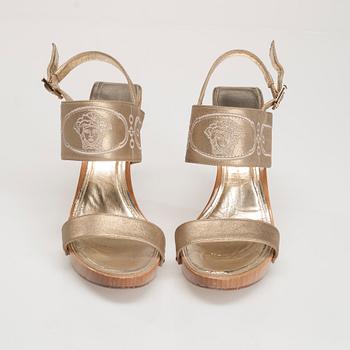 SKOR, Versace.
