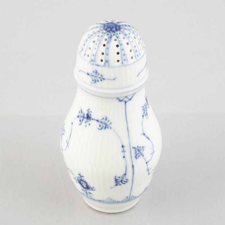 A 'Blue Fluted' / 'Musselmalet rifflet' porcelain sugar shaker, Royal Copenhagen, model 2126, post 1923.