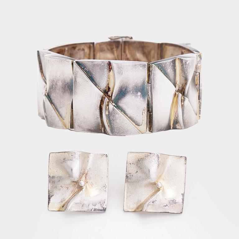 A sterling silver 'Moonbridge' bracelet and a pair of  'Shields' earrings, Lapponia 1974.