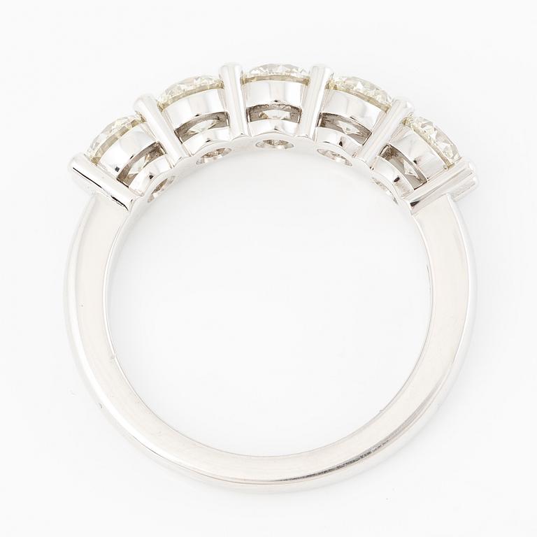 Half eternity ring, 18K white gold set with five brilliant-cut diamonds.
