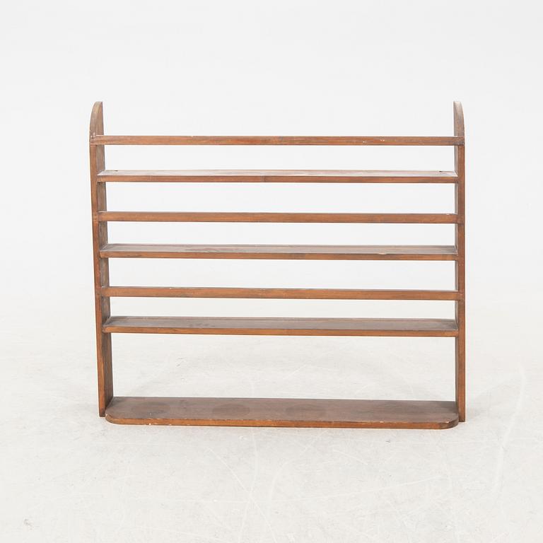 Tallrikshylla 1900-talets mitt.