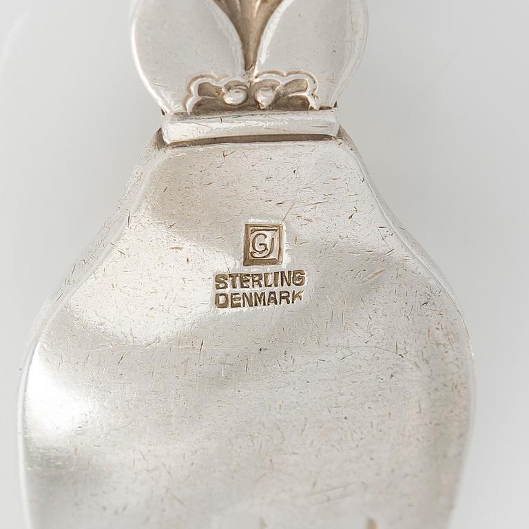 Haarukka ja lusikka, George Jensen, hillolusikka, leimattu Holm, sekä tarjoiluastia, hopeaa, Kööpenhamina n.1930-33.