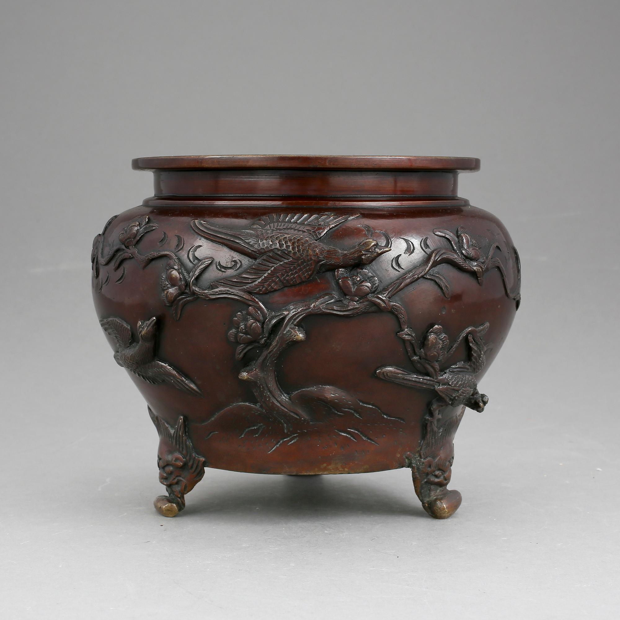 BORDSLAMPA OCH URNA, brons, Japan.