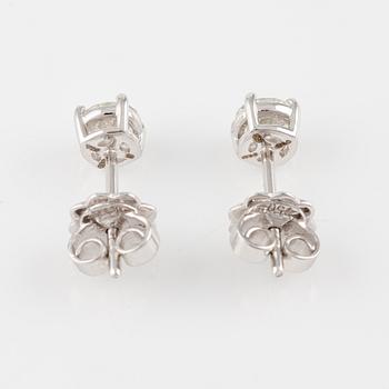 Örhängen med briljantslipade diamanter, medföljande GIA dossier.