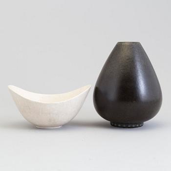 A second half of the 20th century stoneware bowl and vase by Gunnar Nylund for Rörstrand.