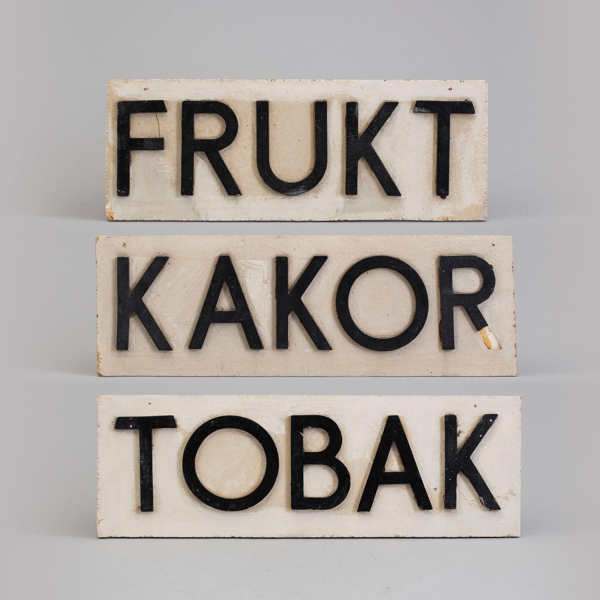 BUTIKSSKYLTAR, tre stycken, 1900-talets mitt.