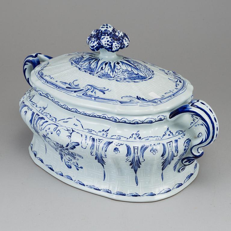 A Rörstrand tureen and dish, Jubilee, numbered 81/1800.