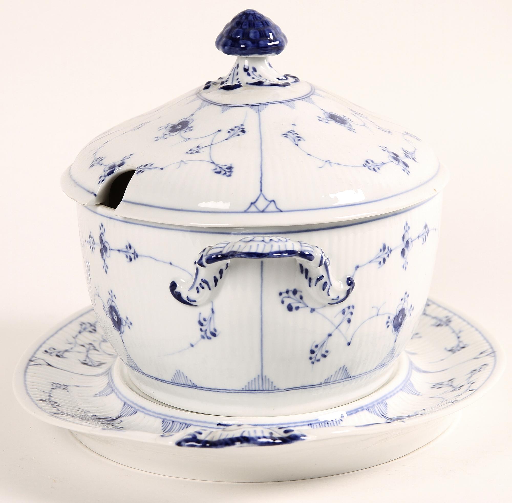 TERRIN MED LOCK OCH FAT, porslin, "Musselmalet", Royal Copenhagen.