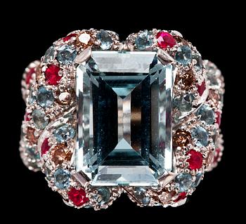 1062. RING, trappslipad akvamarin med rubiner, akvamariner och cognacsfärgade briljantslipade diamanter, tot. ca 0.50 ct.