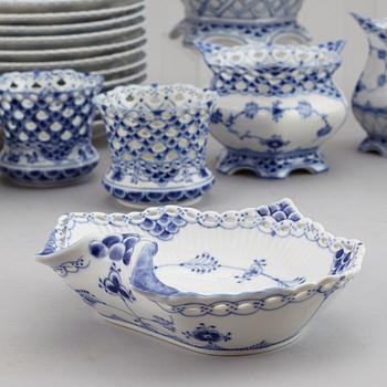 ROYAL COPENHAGEN, kaffeservis, 45 delar, porslin, "Musselmalet Helblonde", Danmark.