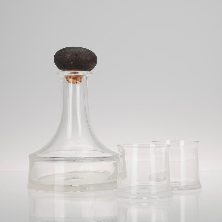 KARAFF med 2 GLAS, ur "Kaptenens glasservis", Tapio Wirkkala, Iittala. Modellen formgiven 1963.