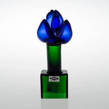 A GLASS SCULPTURE. Iris. Signed O. T, Nuutajärvi Nuutajärvi. Late 1960s.