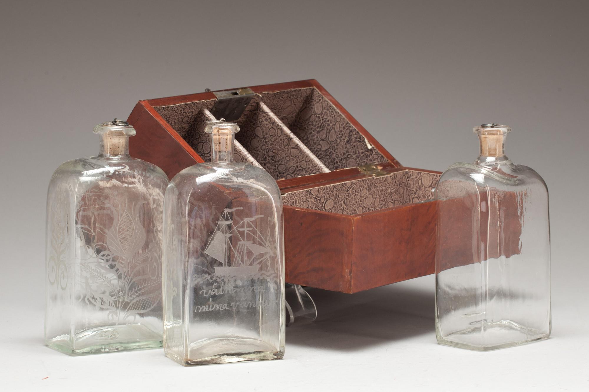 SCHATULL med FLASKOR, 1800-talets första hälft.