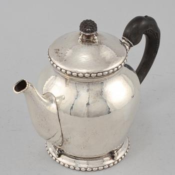 TEKANNA, silver, CG Hallberg, Stockholm, 1920, vikt 575 g.
