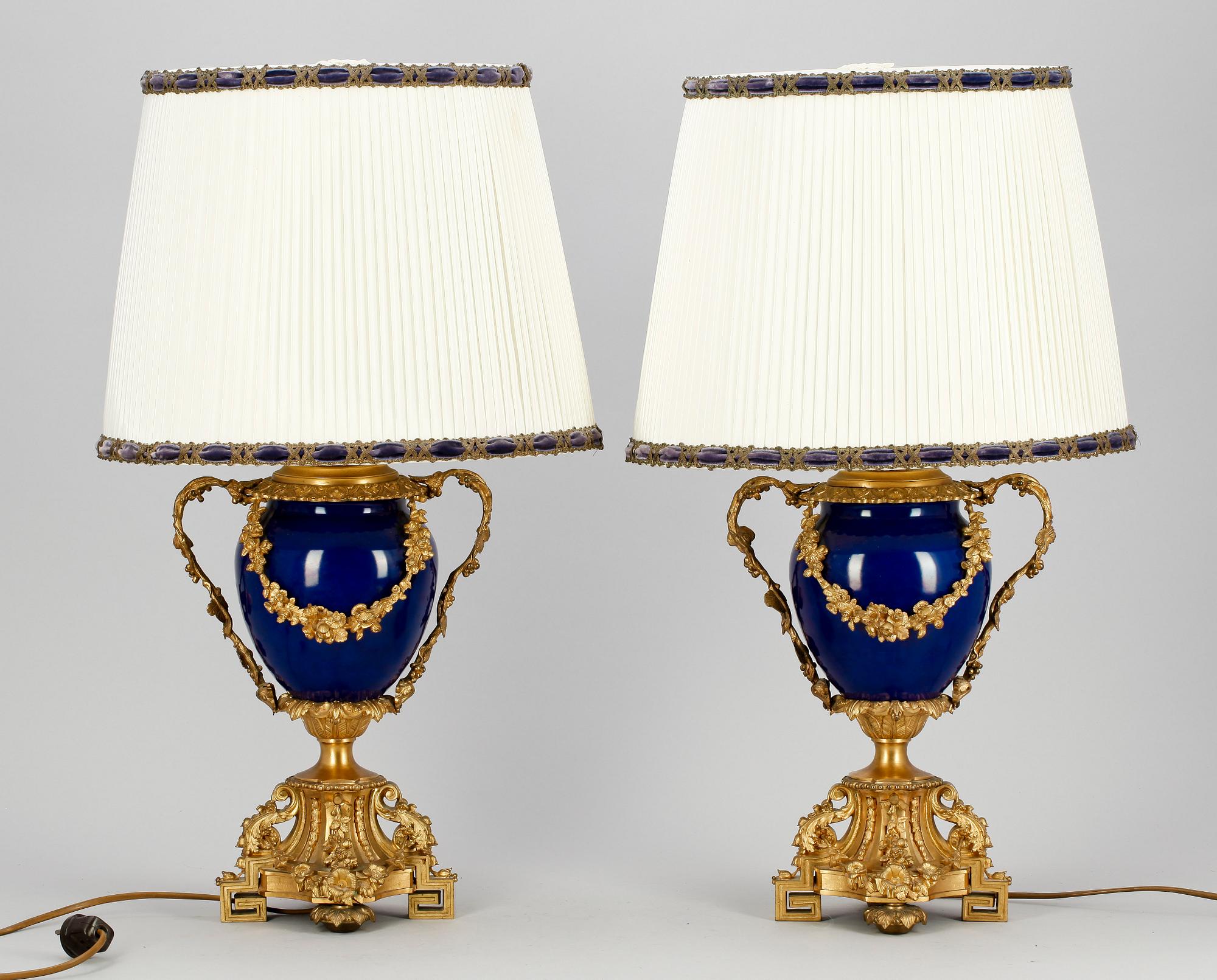 LAMPFÖTTER, ett par, brons och porslin, nyrenässans, 1800-talets slut.