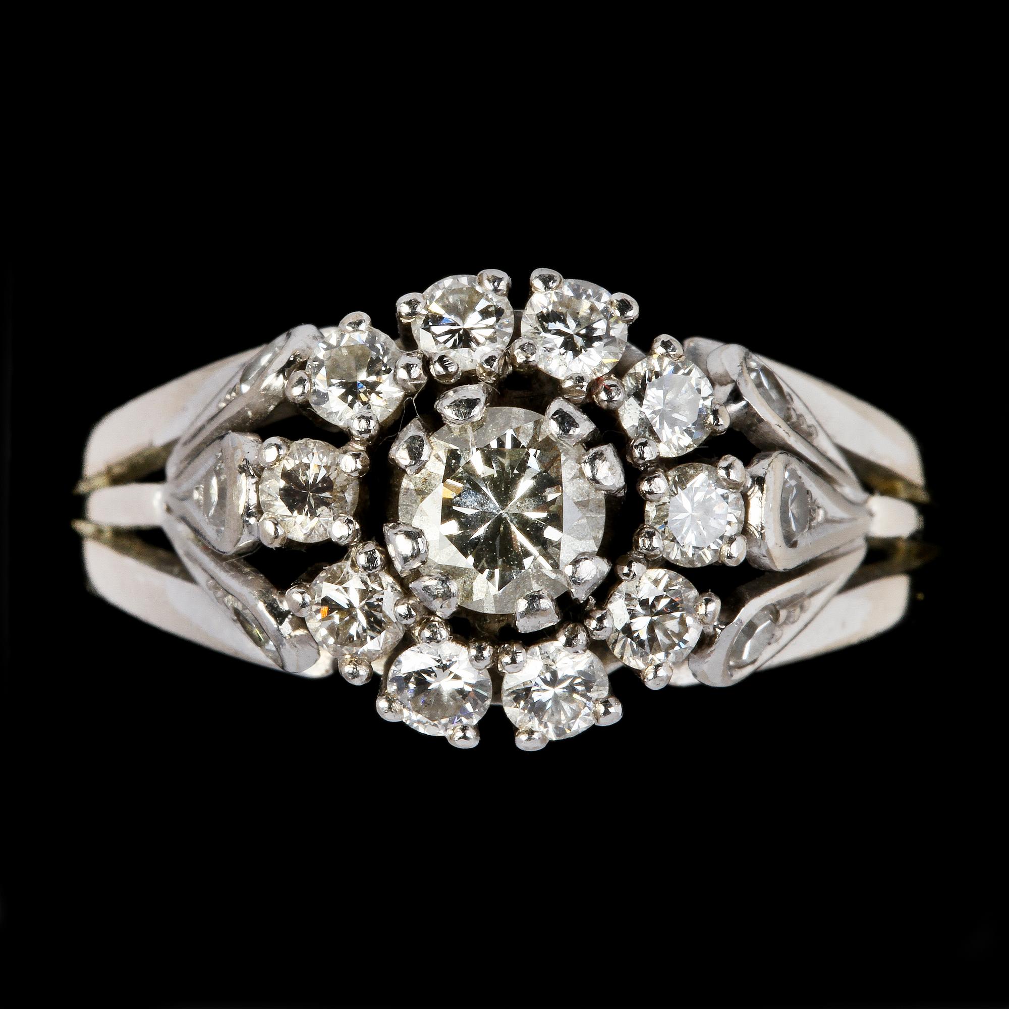 RING, 18k guld med 11 briljantslipade diamanter, tot ca 0.80 ct. Vikt 7 g.