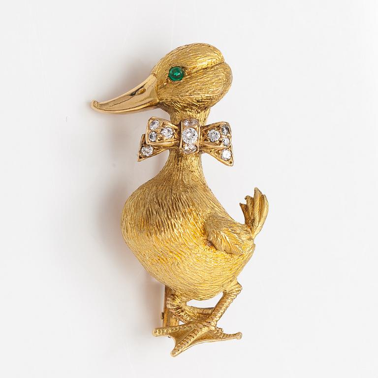 An 18K gold brooch in the form of a duck with an emerald and diamonds ca. 0.065 ct in total. French halmmarks.