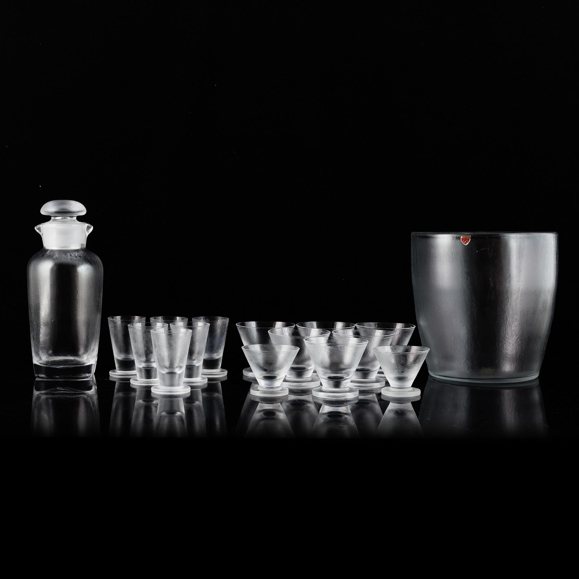 VICKE LINDSTRAND, a 16-piece 'Iced' glass service, Orrefors.