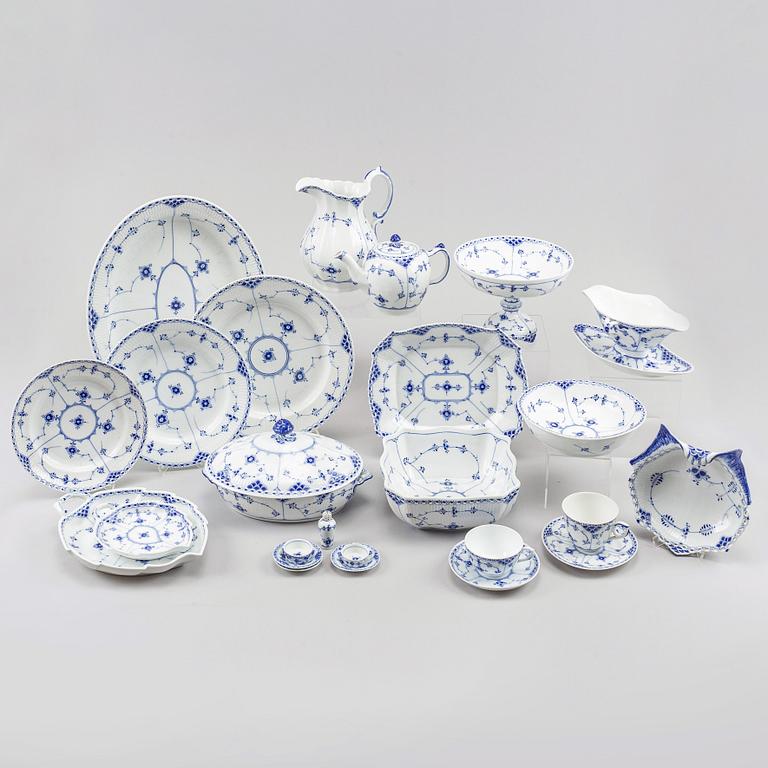 Royal Copenhagen, mat- samt kaffeservis, 85 delar, porslin. "Musselmalet", Danmark, 1900-tal.
