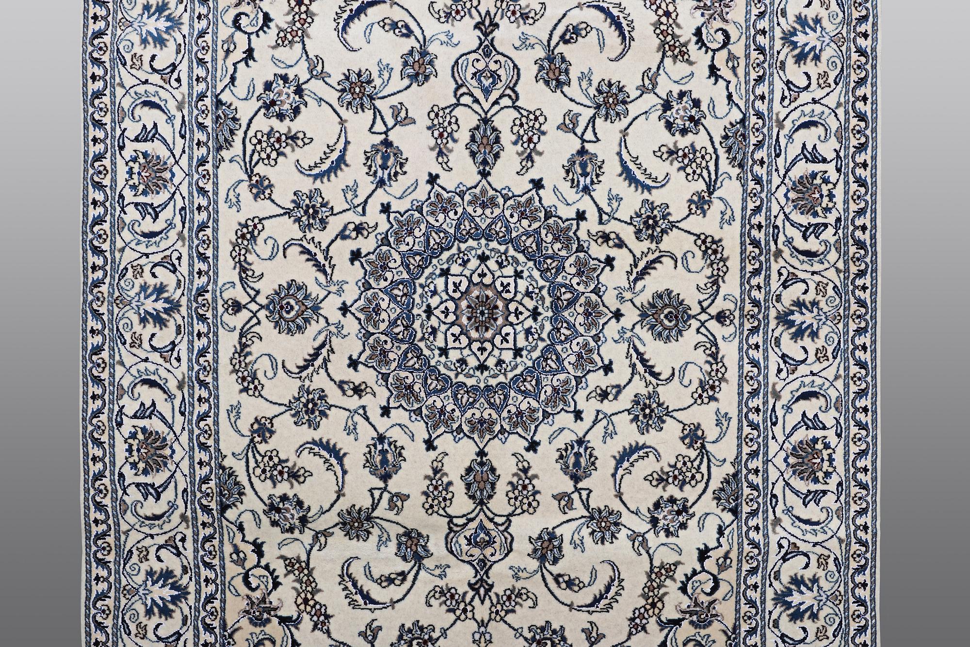 Matta, Nain-K 9la, silkeinslag                        290x196 cm.