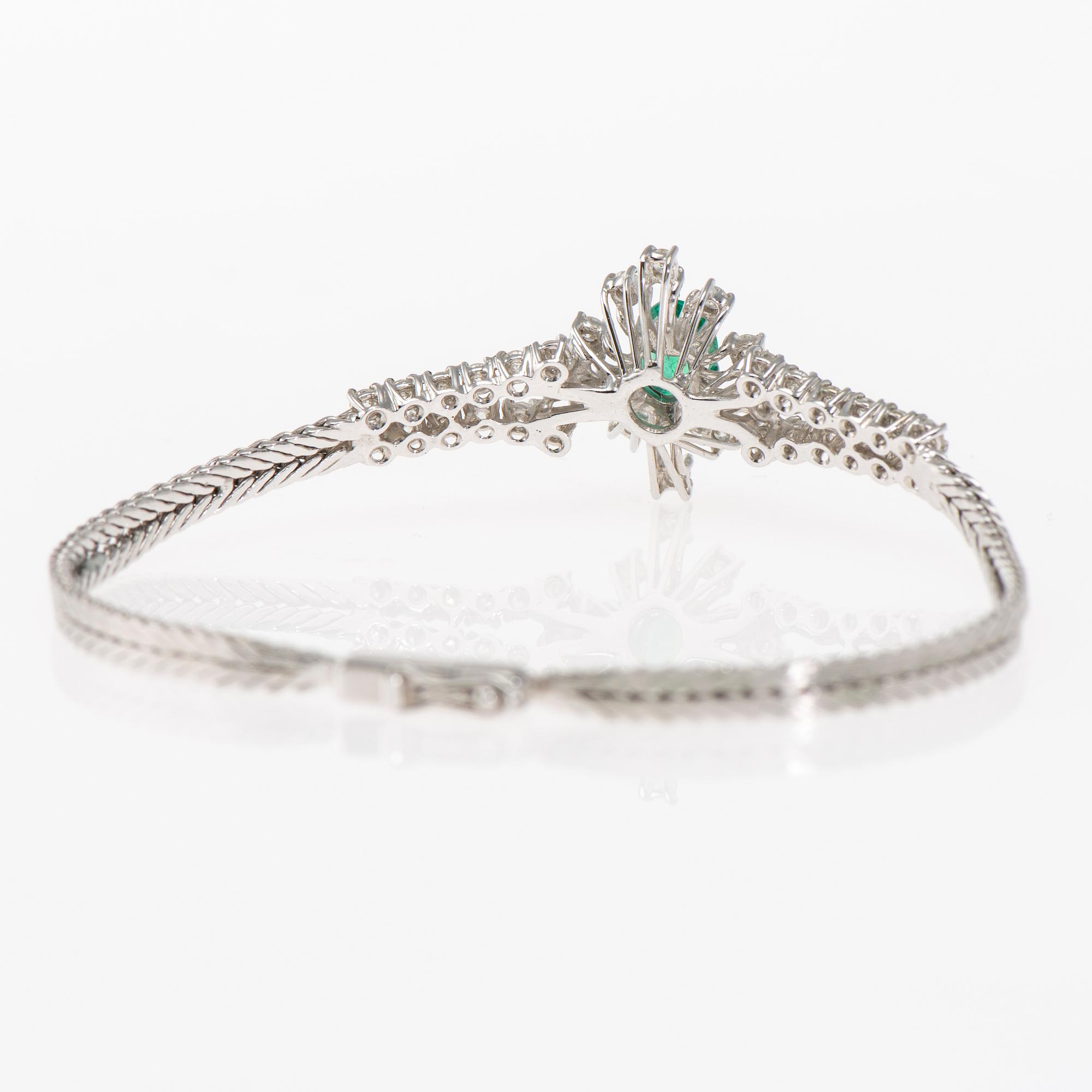 ARMBAND, 18K vitguld, smaragd, briljantslipade diamanter. Vikt ca 14,4 g.